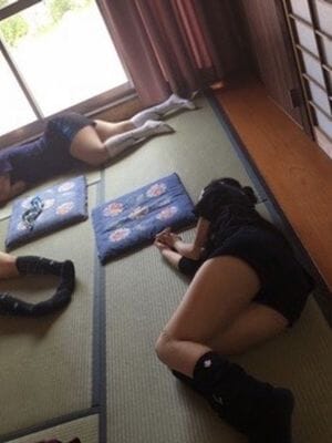 【画像あり】 練習後の部活JKの部屋、エ□い